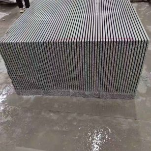 河源芝麻白毛板荒料切割