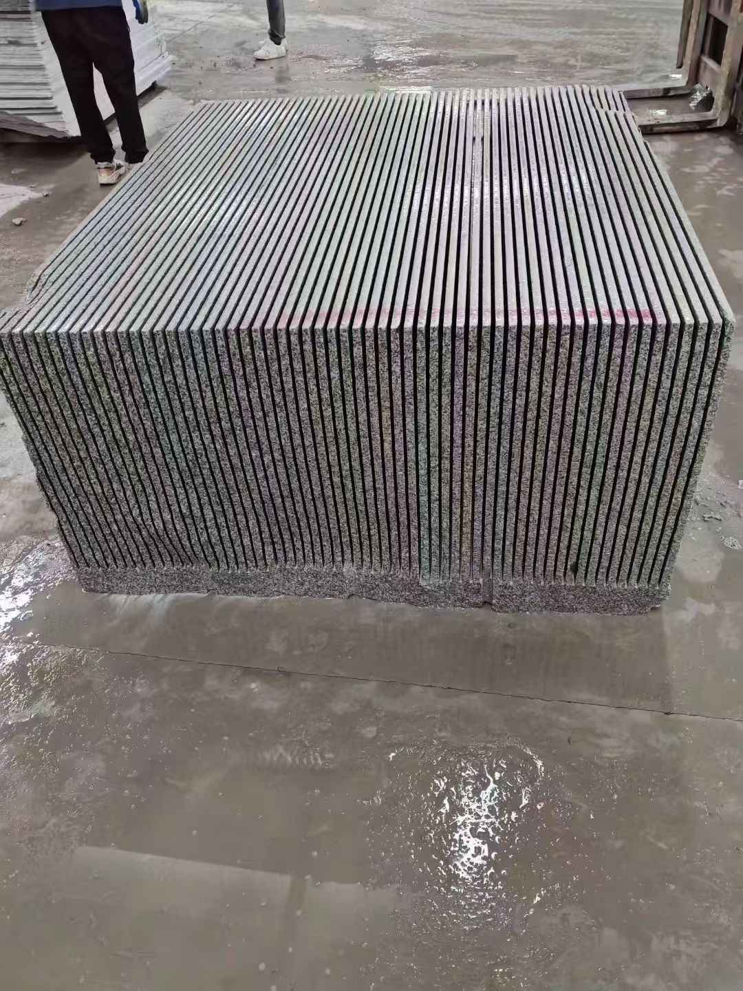 河源芝麻白毛板荒料切割